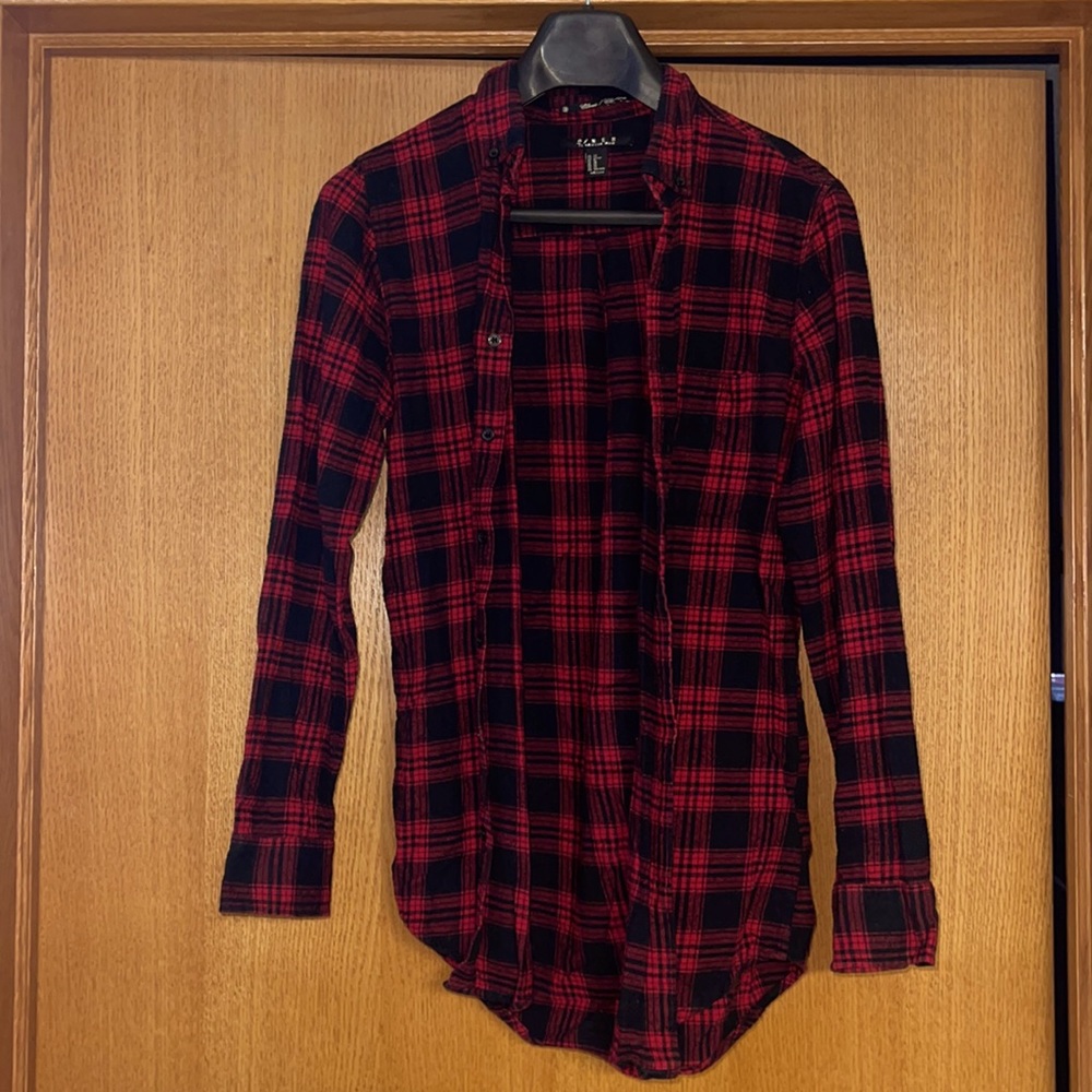Men’s red and black /flannel/ button up.